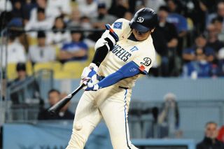 巨人やカブスで活躍の高橋尚成さん、今永昇太を捕手に始球式 両チーム