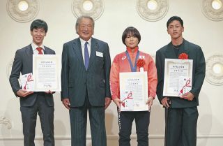 フェンシングの加納虹輝選手やレスリングの藤波朱理選手らを顕彰　東海財界人の「丸八会」