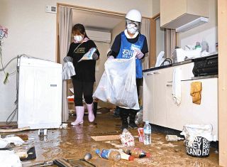 【動画】「言葉にできないくらい気の毒」　ボランティアが輪島の仮設住宅へ、泥まみれの部屋から家具運び出し