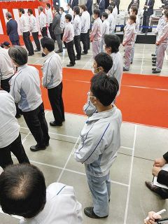 小型車「ヤリス」の生産開始式でマスクを着用し、升目に合わせて間隔を空けて立つ出席者＝岩手県金ケ崎町のトヨタ自動車東日本岩手工場で