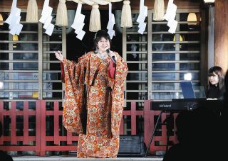 月にちなむ楽曲を伸びやかに　多治見市・新羅神社で長江希代子さんがお月見コンサート
