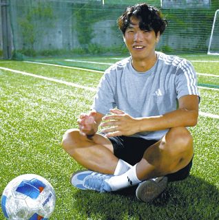 設立の経緯やこれからの目標について語る柴田社長＝多治見市滝呂町のオリベフットサルパーク多治見で
