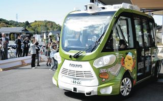 自動運転ＥＶバスに「エーナ」、岩村城跡、五平餅…　恵那市、ラッピング車両お披露目