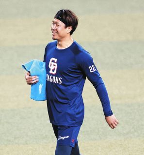 中日】「THANK YOU」「SHO NAKATA」中田翔引退Tシャツを着用し本人を