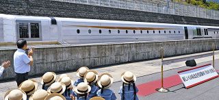 【動画】「無塗装のサメ肌」でECOへGO！　リニア中央新幹線、新型中間車両M10を公開