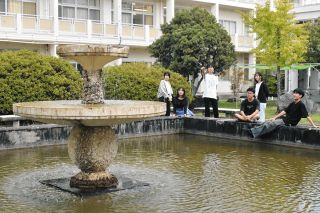 中庭の噴水、約20年ぶり稼働　津高の生徒が復活プロジェクト立ち上げ