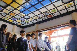 113枚のパネルで彩った境内の四季　神社の天井画を高校生らが制作、東郷町
