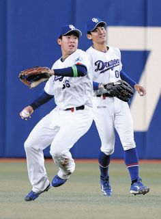 ８回表２死、打者小幡の飛球が尾田（右）と鵜飼の間に落ちポテンヒットとなる