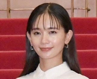 島崎遥香、まるでお姫さま… 妖艶ワンピースで新年のあいさつ