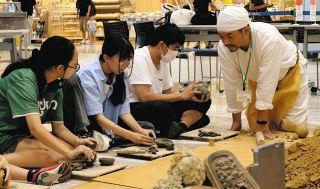 愛知・名古屋アジアパラ大会の聖火台に使う土鈴作りに挑戦　常滑市でワークショップ