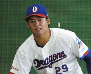 中日・上林誠知、ピンク！！ リストバンド・マスコットバット