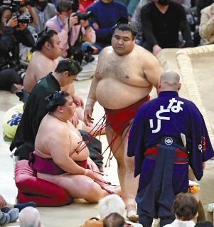 【北の富士コラム】勝ちを急いで詰めを欠いた高安…惜しいでは済まされない、もったいない相撲であった