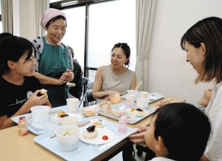 ＜ささえるつながる＞紙ひこうき（大野町）　食と遊びで交流促進