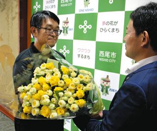 西尾のバラで父の日に感謝を伝えませんか　生産者らPR