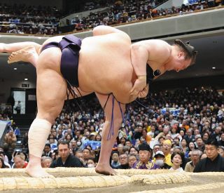 ◇大久保嘉人さん、スペインへ出発する碧人さん囲み家族ショット【写真