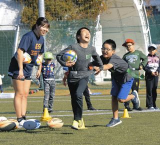 幼児と児童が笑顔でトライ　多治見でラグビー教室