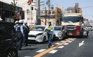 名古屋市北区志賀南通の交差点で５台絡む事故　大型トラックが追突し玉突き
