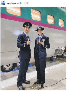 ◇元・成宮寛貴の平宮博重さん あざやかなブランケットでミルク