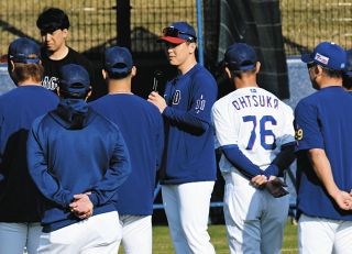 中日】「THANK YOU」「SHO NAKATA」中田翔引退Tシャツを着用し本人を