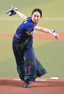 【中日】“勝利の女神” Ms OOJAが始球式 木下のミットにワンバン投球