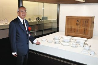 特別展の会場を訪れた曽根さん＝瑞浪市明世町山野内の市陶磁資料館で
