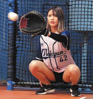 球速240キロを捕る野球女子YouTuberめいちゅん 6.11ロッテ始球式に登場！ロッテ選手の球を「ビタドメ」