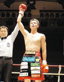 22歳・岡本恭佑、ジム初の日本王者！ ベルト巻いてもらった会長も嗚咽