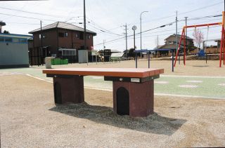 住民の要望を受けて設置されたかまどベンチ＝尾張旭市の旭台第1号公園で

