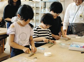 美濃焼の仕事を体験　土岐で親子120人「こども塾」