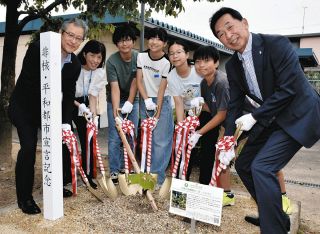 平和のシンボル、スクスク育て　岐阜県瑞穂市で児童と市長ら「被爆アオギリ」二世植樹