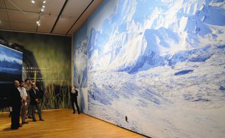 「デジタル捺染技術」との融合で迫力の写真　松本市美術館で「サステナブルワールド」