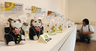 招き猫じゃないよ「もとにゃん」だよ　10月12日まで、常滑市で作品600点展示