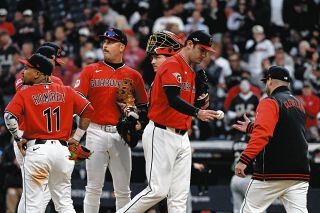 日本人MLB最多奪三振のダルビッシュ有に記念品贈呈、前記録保持者の