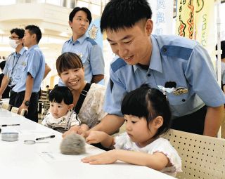 警官になりきり指紋くっきり　各務原で子どもたちが「まちのおしごと体験」