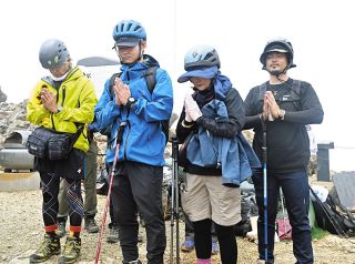 「お父さん頑張って来たよ」御嶽山噴火10年　「山びこの会」が慰霊登山