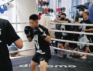 那須川天心、上位世界ランカーを圧倒のTKO勝ち ボクシング転向後4連勝