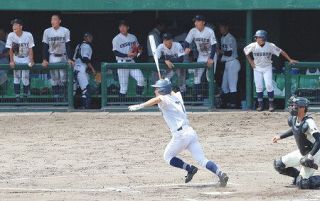 「たたき打法」で泥くさく！　中京学院大中京V３、高校軟式野球