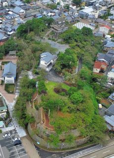 丸岡城遺構と桜、共生へ　城山で樹木の本格調査
