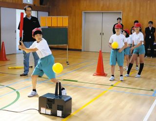 二水ボール、かっ飛ばせ！　能美市で金沢二水高校発祥の新スポーツを寺井小児童が体験