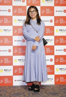 ドレスアップし笑顔を見せる佐久間朱莉