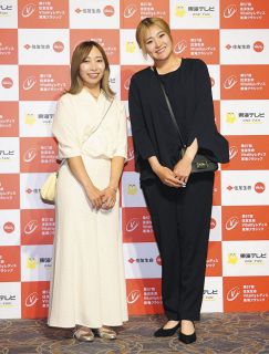 ドレスアップし笑顔を見せる大出瑞月（左）、桑木志帆