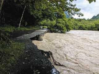 大雨で上高地に避難指示　梓川が増水、道路の一部が崩落し通行止めに