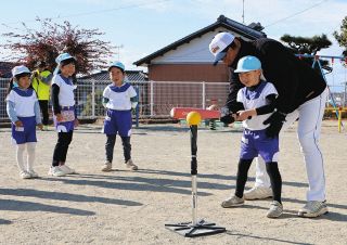 園児、元気よくティー打撃にチャレンジ　各務原で元プロ野球選手が教室