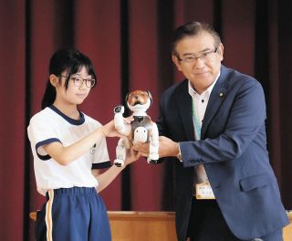 地元産アイボと仲良くしてね　幸田町、全小中学校に「派犬」