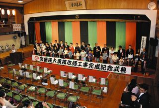 記念式典でテープカットする関係者ら＝恵那市三郷町で