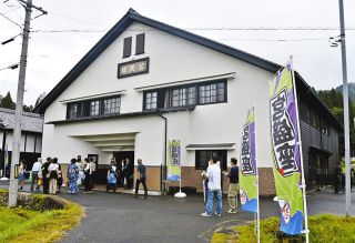 改修工事が完了した「佐々良木公民館（宮盛座）」＝恵那市三郷町で