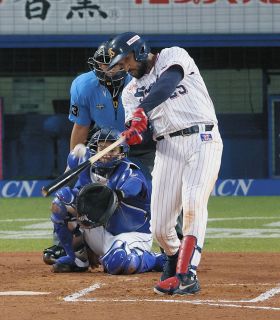 村上宗隆が先制の23号ソロ 5試合ぶりの快音は球団通算8500本塁打の節目