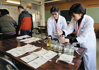 さまざまな香りをつくる講師ら＝津市高茶屋の県立盲学校で