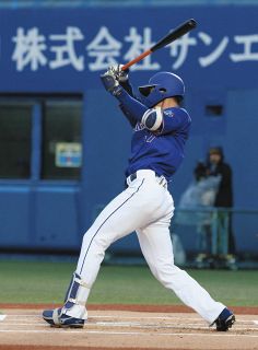 ◇中日・高橋宏斗、逆転打放った石川昂弥と笑顔【写真】：中日スポーツ