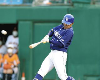 【中日】京田、1軍復帰後の初本塁打となる同点ソロ「3年間東北でやってきたので、空気感があっているかも」